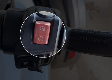 エンジン始動の際、右ハンドルにある赤いボタン（キルスイッチ）がOFFになっていないか必ずチェックしてください